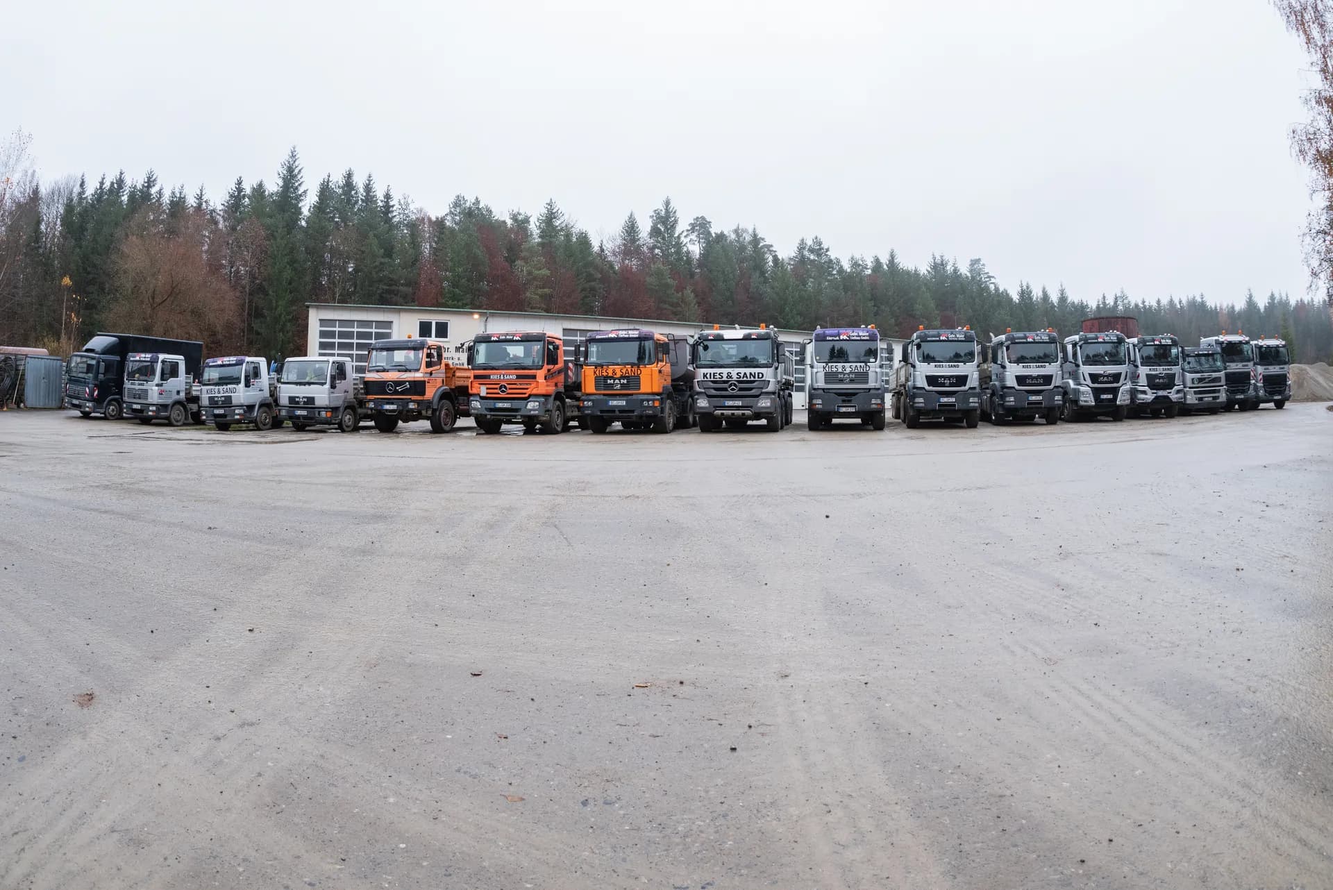 LKW Flotte geparkt - Gebr. Maier 